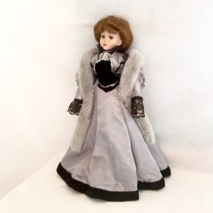 收藏的古董娃娃(1900 年時期穿著連衣裙的漂亮玩偶)