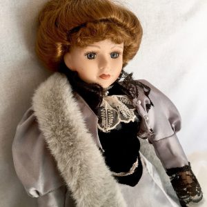 收藏的古董娃娃(1900 年時期穿著連衣裙的漂亮玩偶)